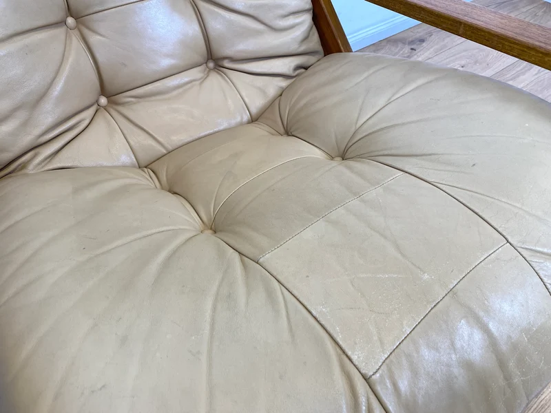 Eleganter & äußerst gemütlicher norwegischer Designer Drehsessel von Rybo Rykken mit beigem Echtleder Bezug