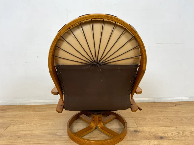 Eleganter & äußerst gemütlicher norwegischer Designer Drehsessel von Rybo Rykken mit beigem Echtleder Bezug