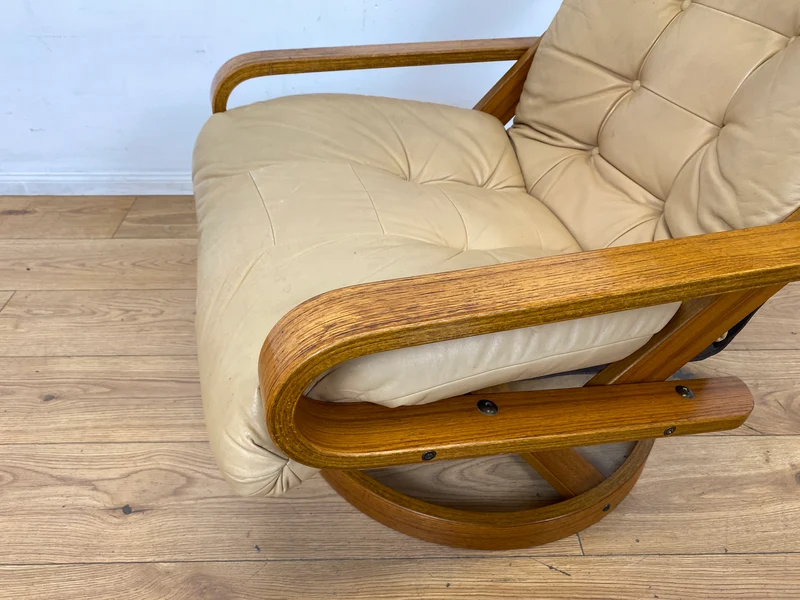 Eleganter & äußerst gemütlicher norwegischer Designer Drehsessel von Rybo Rykken mit beigem Echtleder Bezug