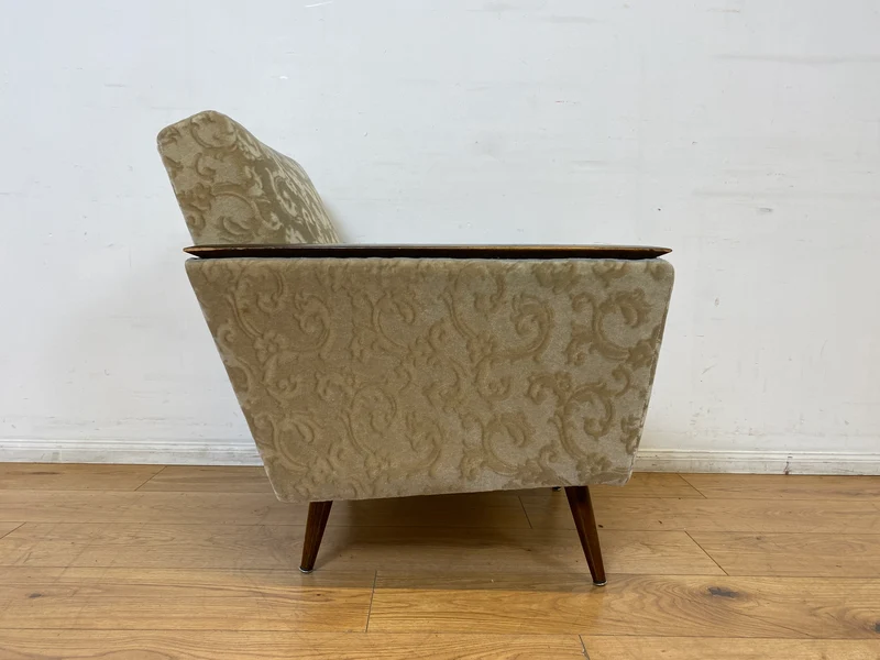 WMK Stilvoller und gut erhaltener Mid-Century Sessel mit Originalbezug und edlem Holzgestell