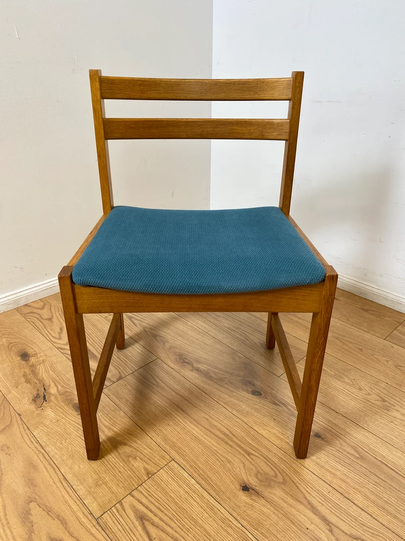 WMK I Set aus 4 minimalistischen skandinavischen Mid-Century Stühlen mit neuem Bezug in Petrolblau