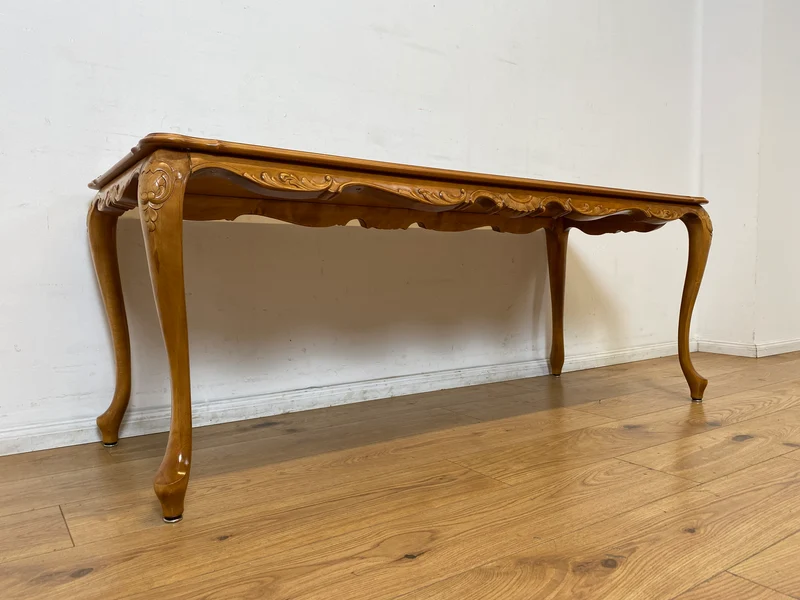 WMK I Wunderschöner großer handverzierter Stilmöbel Couchtisch in Nussbaum mit eleganten Cabriole Füßen