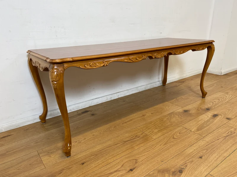 WMK I Wunderschöner großer handverzierter Stilmöbel Couchtisch in Nussbaum mit eleganten Cabriole Füßen