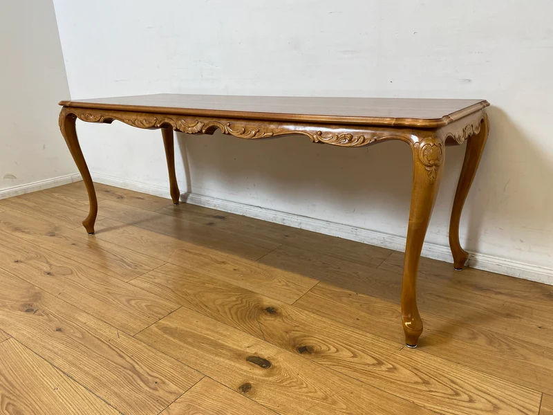 WMK I Wunderschöner großer handverzierter Stilmöbel Couchtisch in Nussbaum mit eleganten Cabriole Füßen