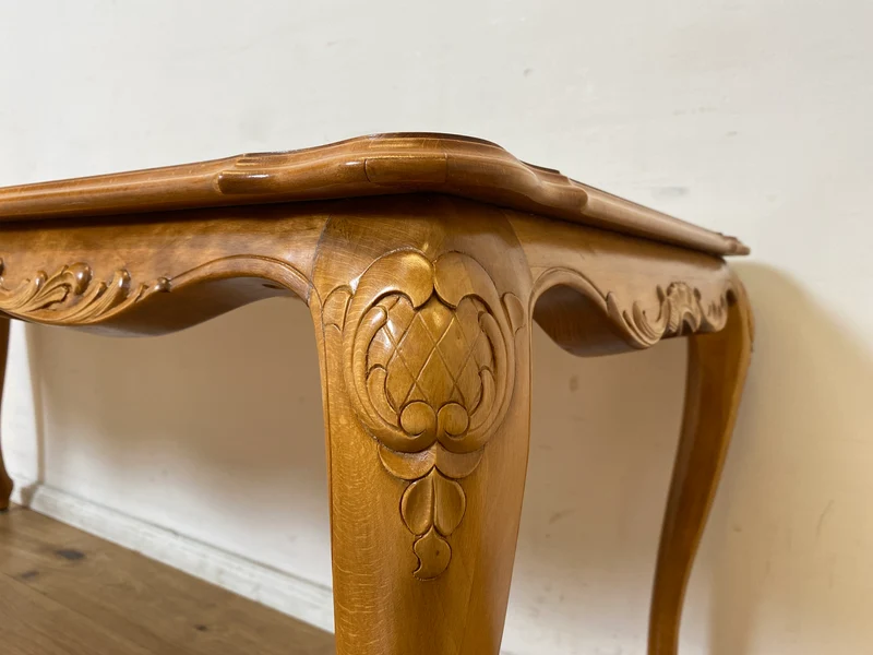 WMK I Wunderschöner großer handverzierter Stilmöbel Couchtisch in Nussbaum mit eleganten Cabriole Füßen