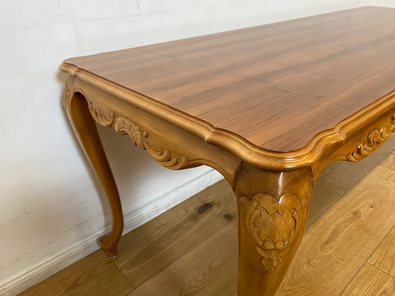 WMK I Wunderschöner großer handverzierter Stilmöbel Couchtisch in Nussbaum mit eleganten Cabriole Füßen