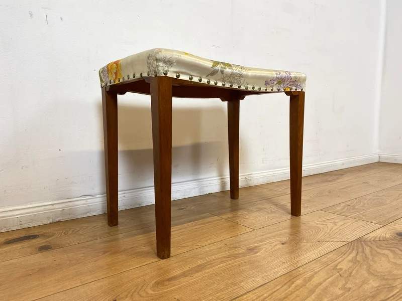 WMK I Wunderschöner skandinavischer Mid-Century Hocker mit hochwertigem floralem Bezug