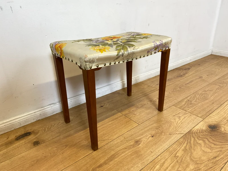 WMK I Wunderschöner skandinavischer Mid-Century Hocker mit hochwertigem floralem Bezug