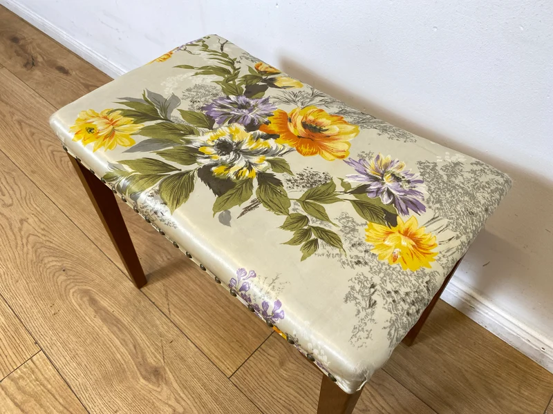 WMK I Wunderschöner skandinavischer Mid-Century Hocker mit hochwertigem floralem Bezug
