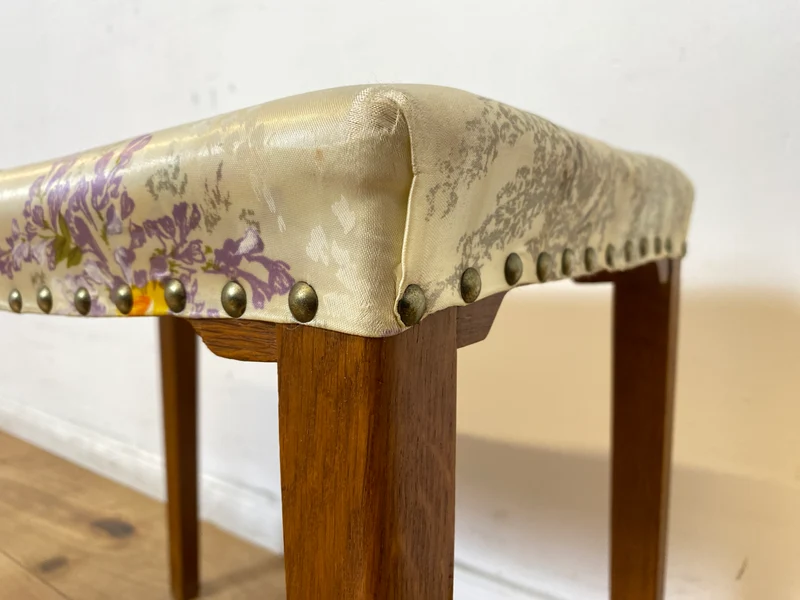 WMK I Wunderschöner skandinavischer Mid-Century Hocker mit hochwertigem floralem Bezug