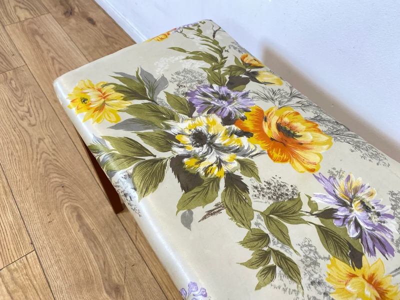 WMK I Wunderschöner skandinavischer Mid-Century Hocker mit hochwertigem floralem Bezug