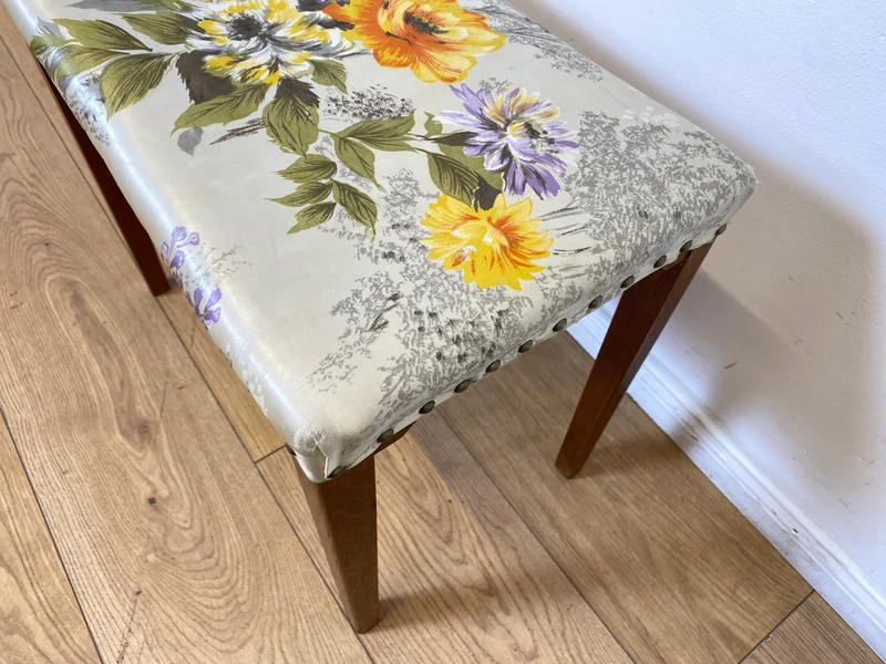 WMK I Wunderschöner skandinavischer Mid-Century Hocker mit hochwertigem floralem Bezug