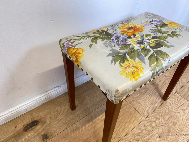 WMK I Wunderschöner skandinavischer Mid-Century Hocker mit hochwertigem floralem Bezug