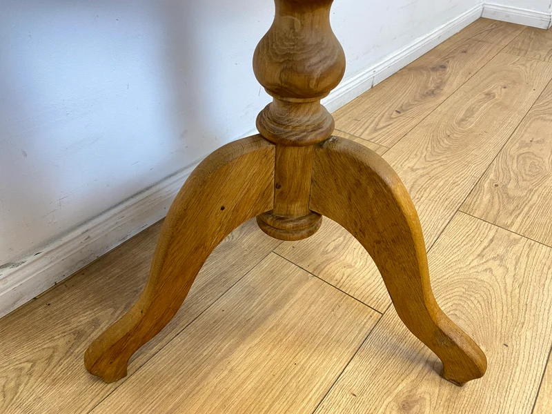 WMK I Wunderschöner runder historisierender Beistelltisch im Biedermeier Stil
