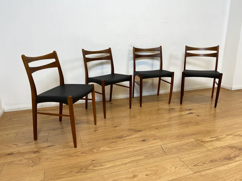 WMK I 4er Set skandinavischer Mid-Century Stühle I aus Teakholz mit schwarzem Kunst Leder Bezug