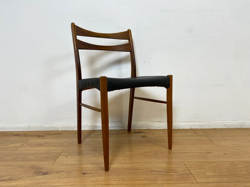 WMK I 4er Set skandinavischer Mid-Century Stühle I aus Teakholz mit schwarzem Kunst Leder Bezug