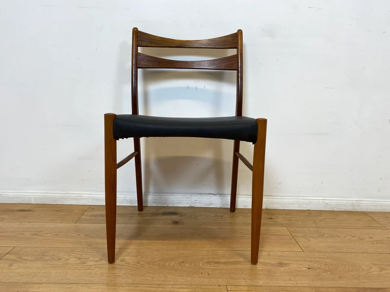 WMK I 4er Set skandinavischer Mid-Century Stühle I aus Teakholz mit schwarzem Kunst Leder Bezug