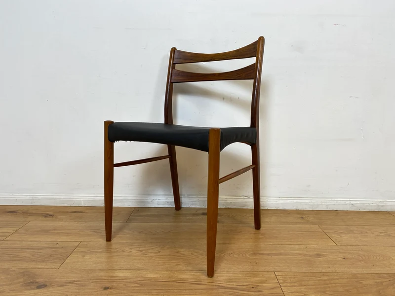 WMK I 4er Set skandinavischer Mid-Century Stühle I aus Teakholz mit schwarzem Kunst Leder Bezug