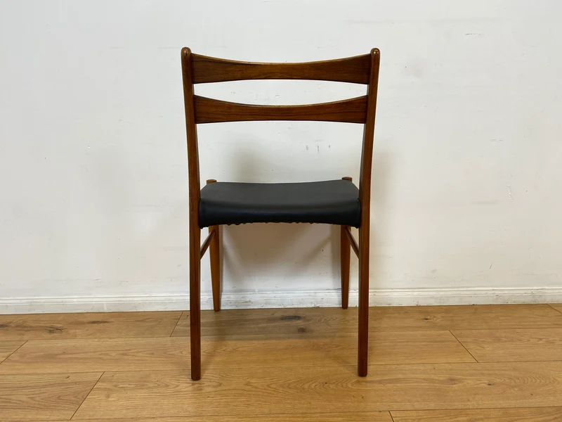 WMK I 4er Set skandinavischer Mid-Century Stühle I aus Teakholz mit schwarzem Kunst Leder Bezug