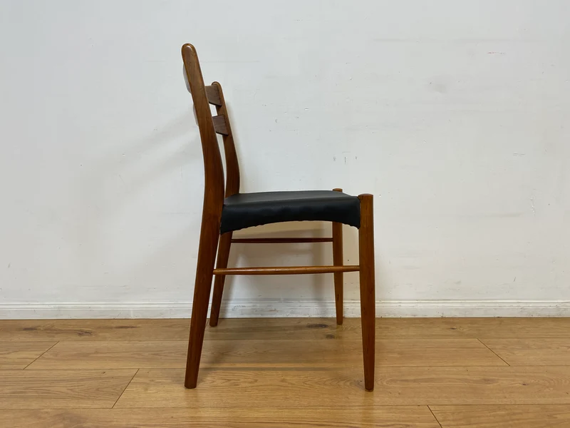 WMK I 4er Set skandinavischer Mid-Century Stühle I aus Teakholz mit schwarzem Kunst Leder Bezug