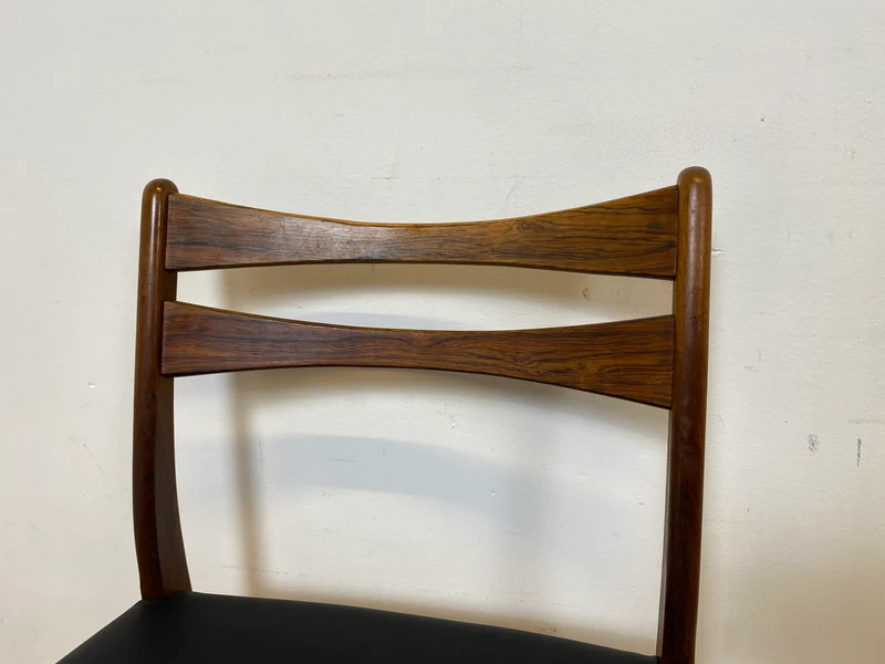 WMK I 4er Set skandinavischer Mid-Century Stühle I aus Teakholz mit schwarzem Kunst Leder Bezug