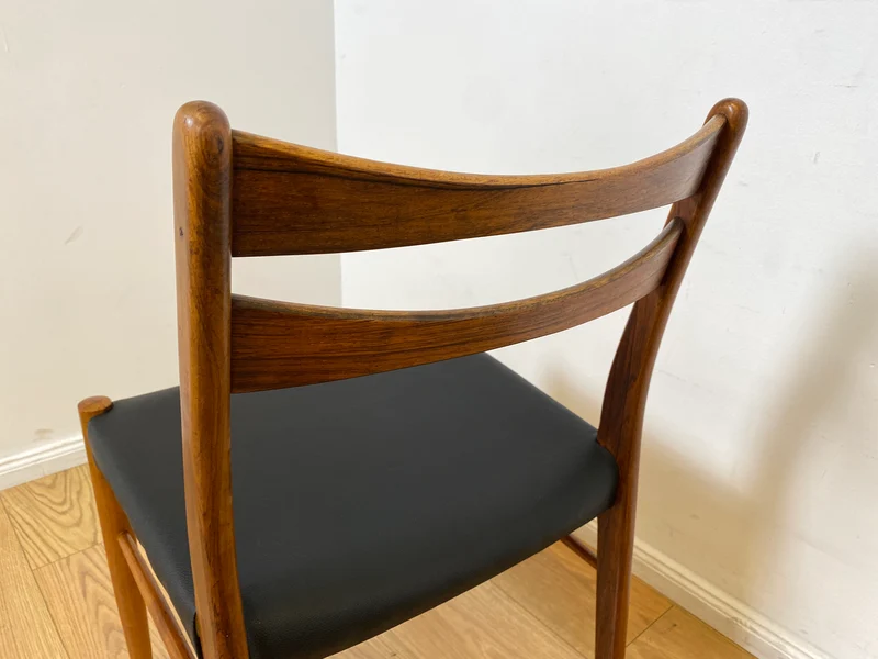 WMK I 4er Set skandinavischer Mid-Century Stühle I aus Teakholz mit schwarzem Kunst Leder Bezug