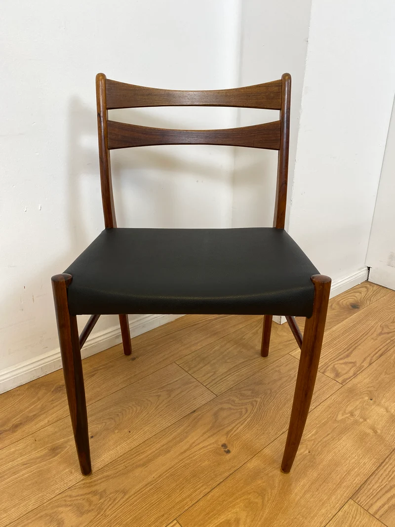 WMK I 4er Set skandinavischer Mid-Century Stühle I aus Teakholz mit schwarzem Kunst Leder Bezug
