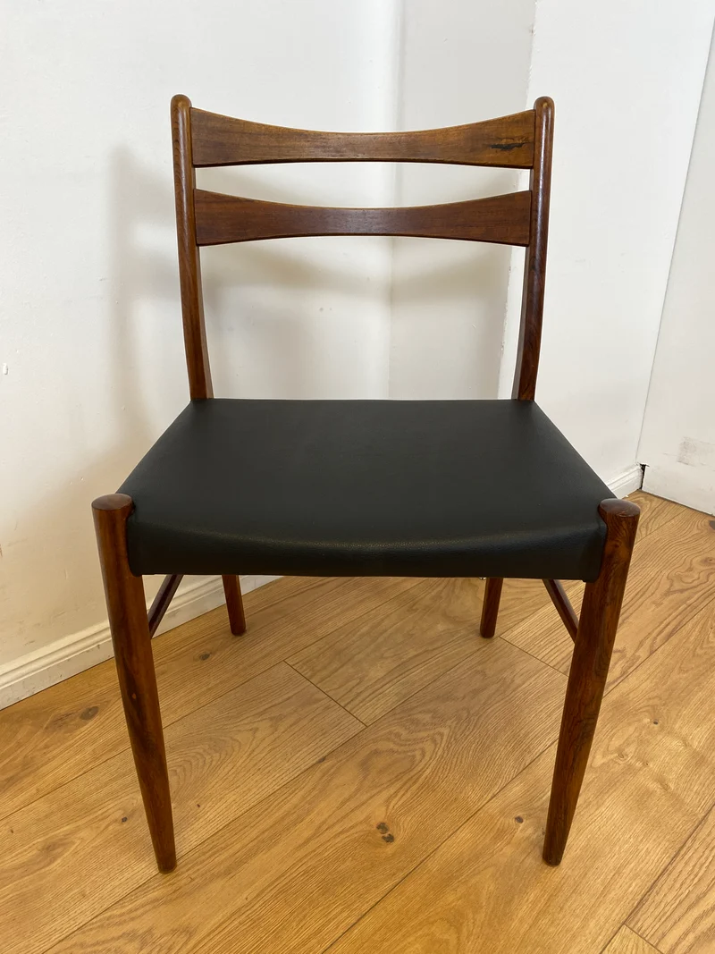 WMK I 4er Set skandinavischer Mid-Century Stühle I aus Teakholz mit schwarzem Kunst Leder Bezug