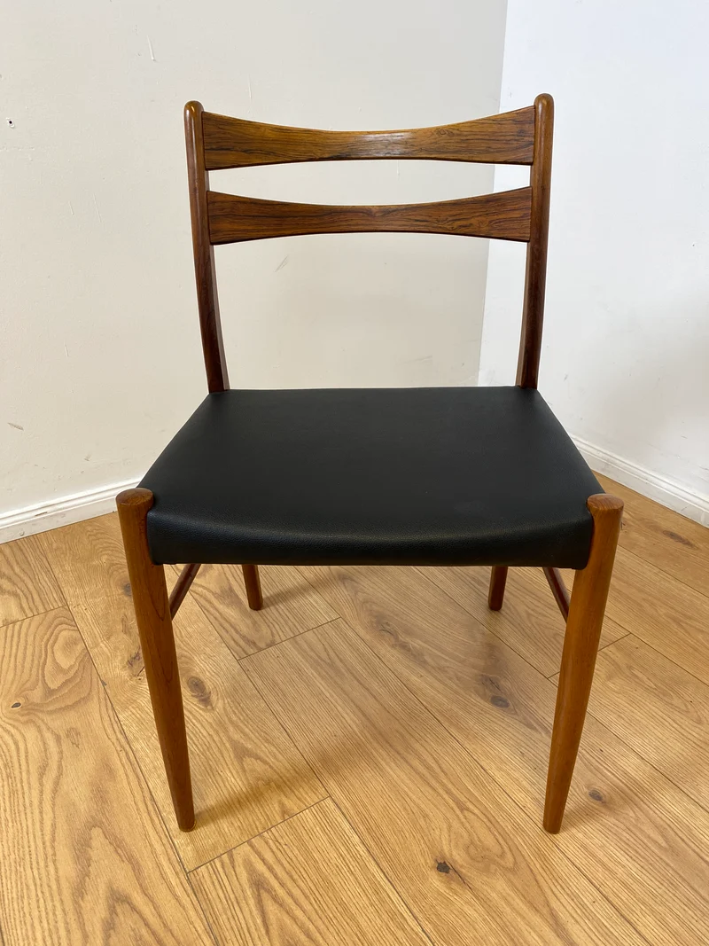 WMK I 4er Set skandinavischer Mid-Century Stühle I aus Teakholz mit schwarzem Kunst Leder Bezug