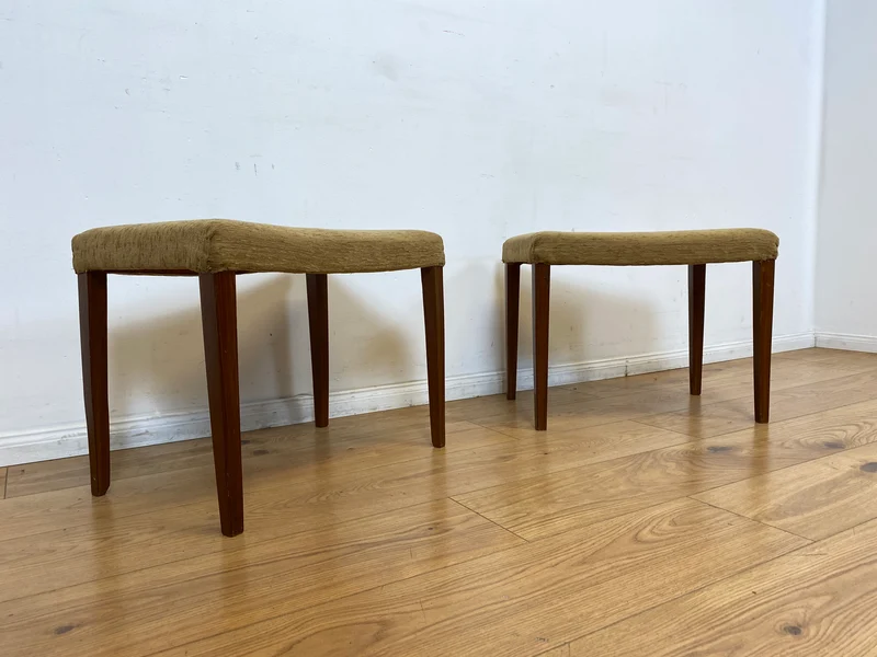 WMK I Versand 15€ I 1/2 Formschöner skandinavischer Mid-Century Sitzhocker mit beigem Bezug