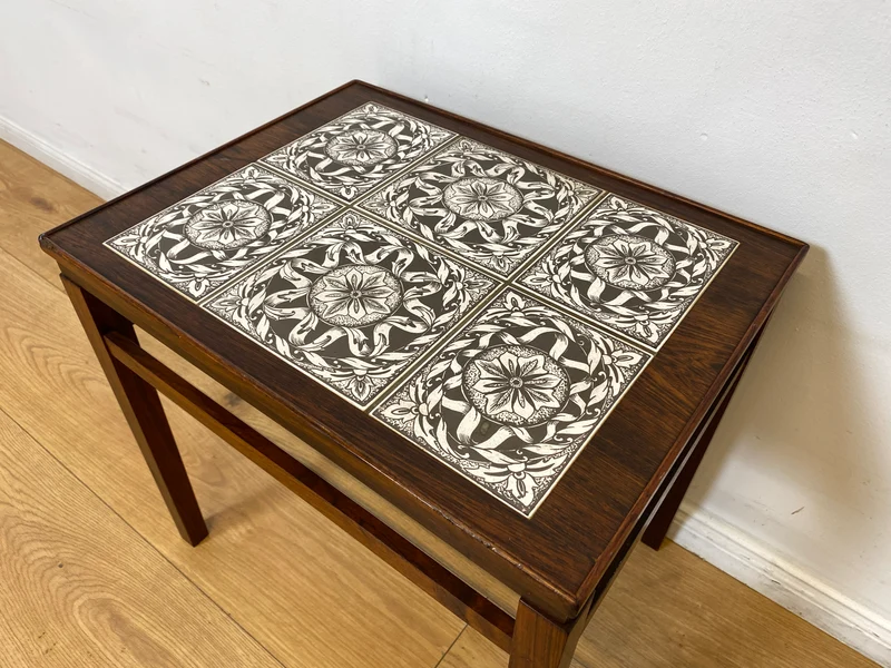 WMK I Edler skandinavischer Mid-Century Couchtisch aus Palisander mit kunstvollen Fliesen