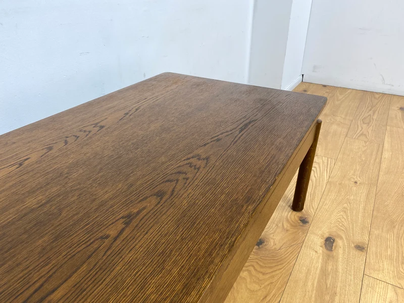 WMK I Hochwertiger großer 70er Jahre Couchtisch im Stile von Jean Gillon und Arne Norell aus massiver Eiche