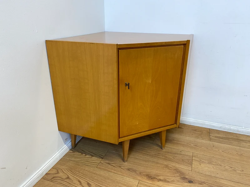 WMK I Versand 85€ I Stilvolle helle Mid-Century Eck Kommode aus 1965 von VEB Südthüringer Möbelwerken