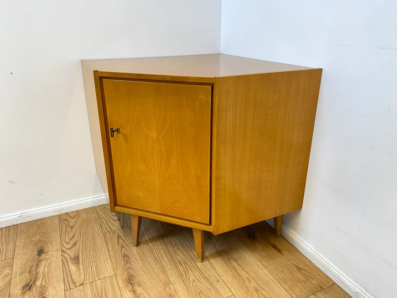 WMK I Versand 85€ I Stilvolle helle Mid-Century Eck Kommode aus 1965 von VEB Südthüringer Möbelwerken