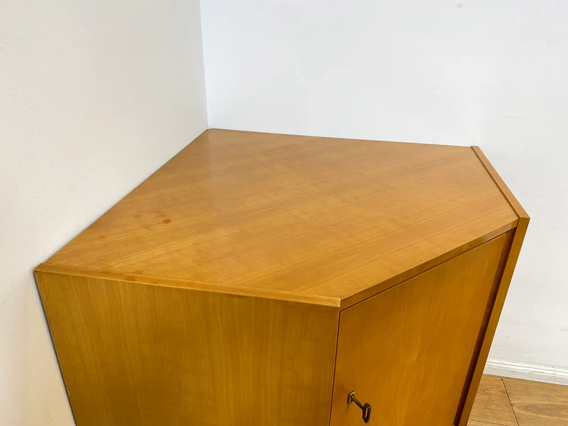 WMK I Versand 85€ I Stilvolle helle Mid-Century Eck Kommode aus 1965 von VEB Südthüringer Möbelwerken