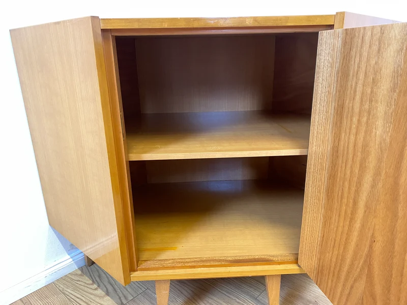 WMK I Versand 85€ I Stilvolle helle Mid-Century Eck Kommode aus 1965 von VEB Südthüringer Möbelwerken