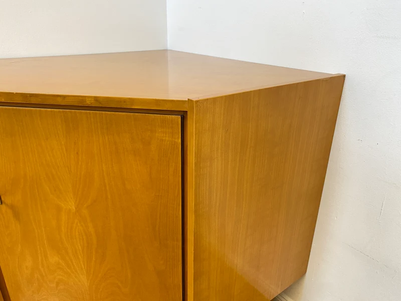 WMK I Versand 85€ I Stilvolle helle Mid-Century Eck Kommode aus 1965 von VEB Südthüringer Möbelwerken