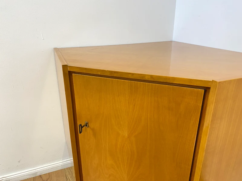 WMK I Versand 85€ I Stilvolle helle Mid-Century Eck Kommode aus 1965 von VEB Südthüringer Möbelwerken