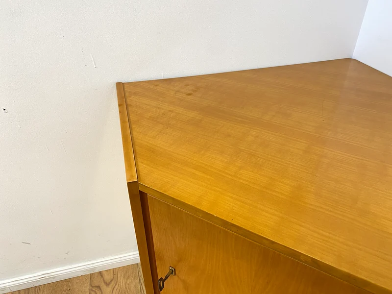 WMK I Versand 85€ I Stilvolle helle Mid-Century Eck Kommode aus 1965 von VEB Südthüringer Möbelwerken