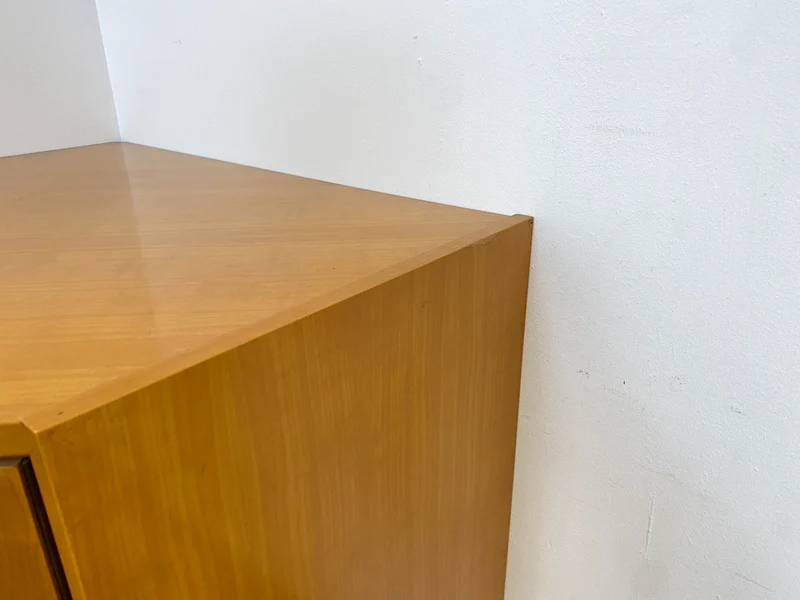WMK I Versand 85€ I Stilvolle helle Mid-Century Eck Kommode aus 1965 von VEB Südthüringer Möbelwerken
