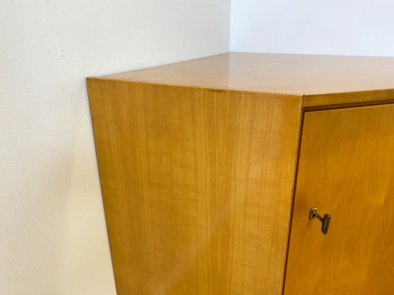 WMK I Versand 85€ I Stilvolle helle Mid-Century Eck Kommode aus 1965 von VEB Südthüringer Möbelwerken