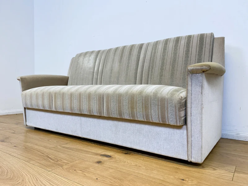 WMK # Gemütliches und gut erhaltenes 70er Jahre Sofa mit Schlaffunktion, Bettwäschefach, bequemen Federkern und grau beigem Originalbezug