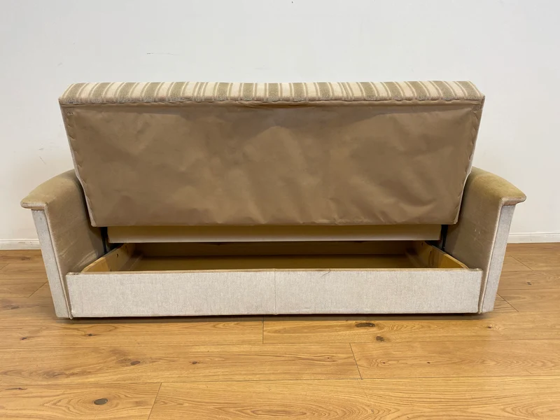 WMK # Gemütliches und gut erhaltenes 70er Jahre Sofa mit Schlaffunktion, Bettwäschefach, bequemen Federkern und grau beigem Originalbezug