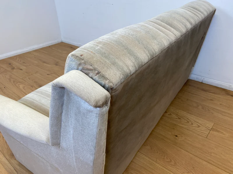 WMK # Gemütliches und gut erhaltenes 70er Jahre Sofa mit Schlaffunktion, Bettwäschefach, bequemen Federkern und grau beigem Originalbezug