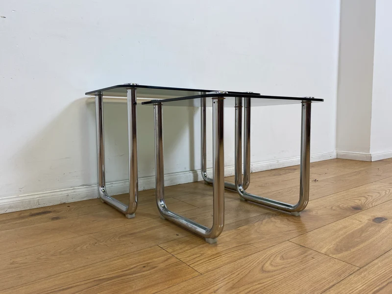 WMK # Formschöner und sehr gut erhaltener ital. Space Age 2-in-1 Satztisch aus Chrom mit stilvollem Rauchglas, um 1970