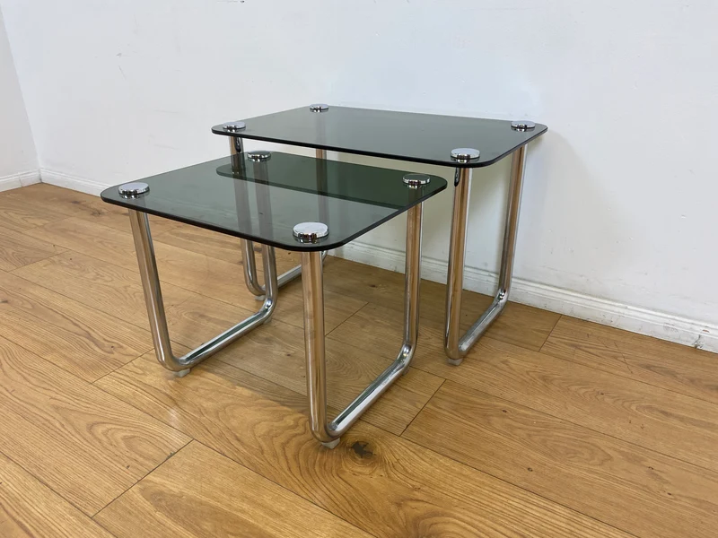 WMK # Formschöner und sehr gut erhaltener ital. Space Age 2-in-1 Satztisch aus Chrom mit stilvollem Rauchglas, um 1970