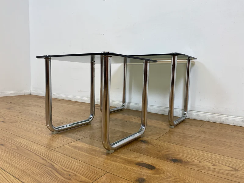WMK # Formschöner und sehr gut erhaltener ital. Space Age 2-in-1 Satztisch aus Chrom mit stilvollem Rauchglas, um 1970