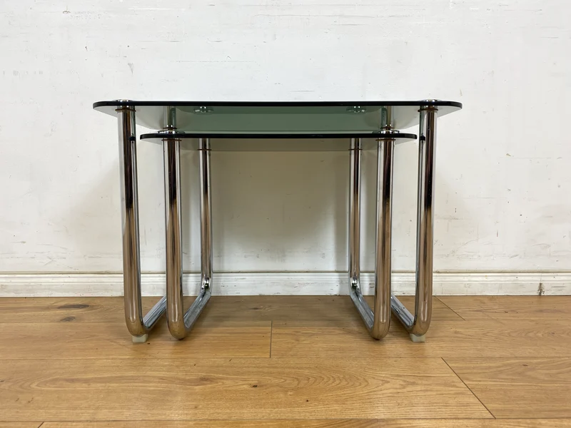 WMK # Formschöner und sehr gut erhaltener ital. Space Age 2-in-1 Satztisch aus Chrom mit stilvollem Rauchglas, um 1970