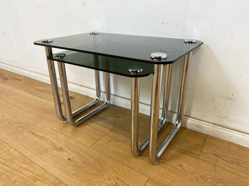 WMK # Formschöner und sehr gut erhaltener ital. Space Age 2-in-1 Satztisch aus Chrom mit stilvollem Rauchglas, um 1970