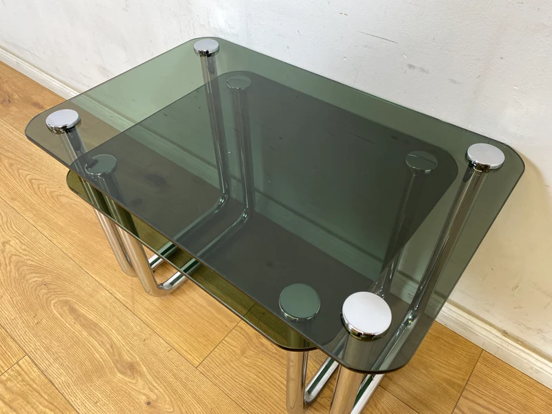 WMK # Formschöner und sehr gut erhaltener ital. Space Age 2-in-1 Satztisch aus Chrom mit stilvollem Rauchglas, um 1970